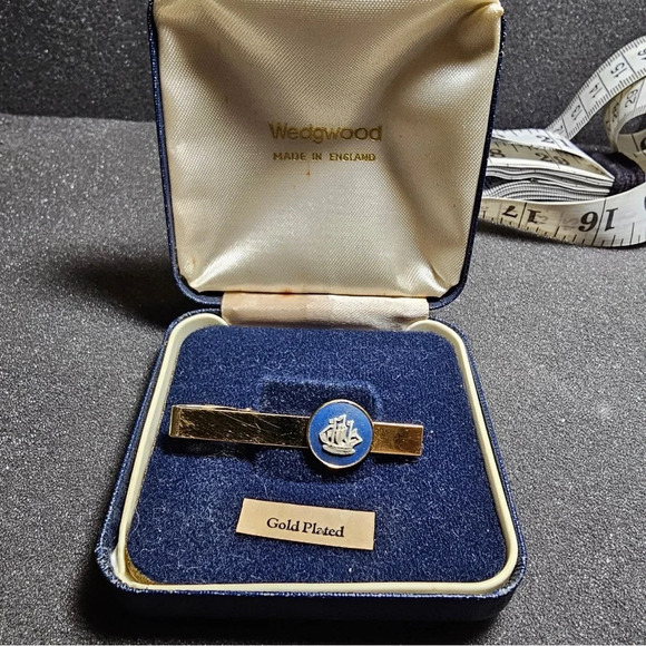 Wedgwood Made in England Sailing Ship Cameo Gold Plated Tie Bar in Orig Box - Picture 3 of 8